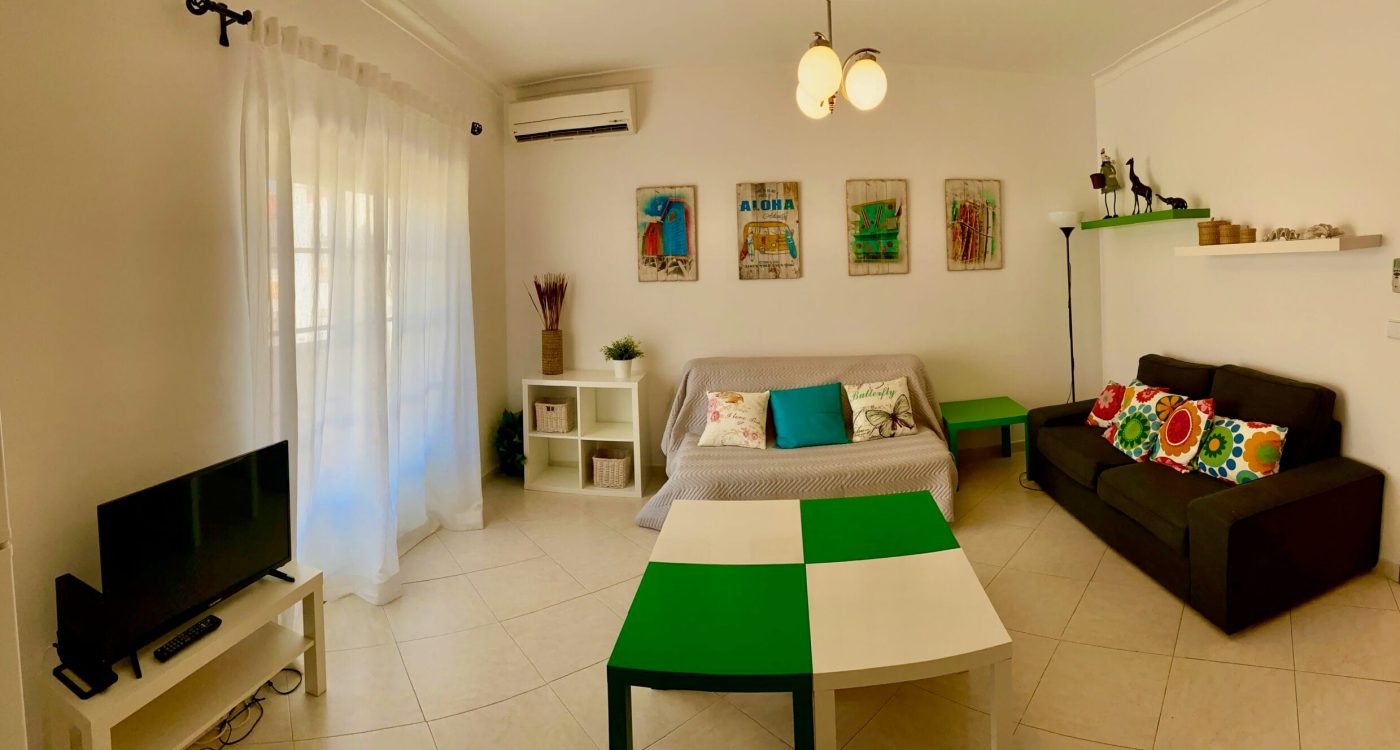Sala de estar com sofás e televisão — Apartamento Maresia, Altura