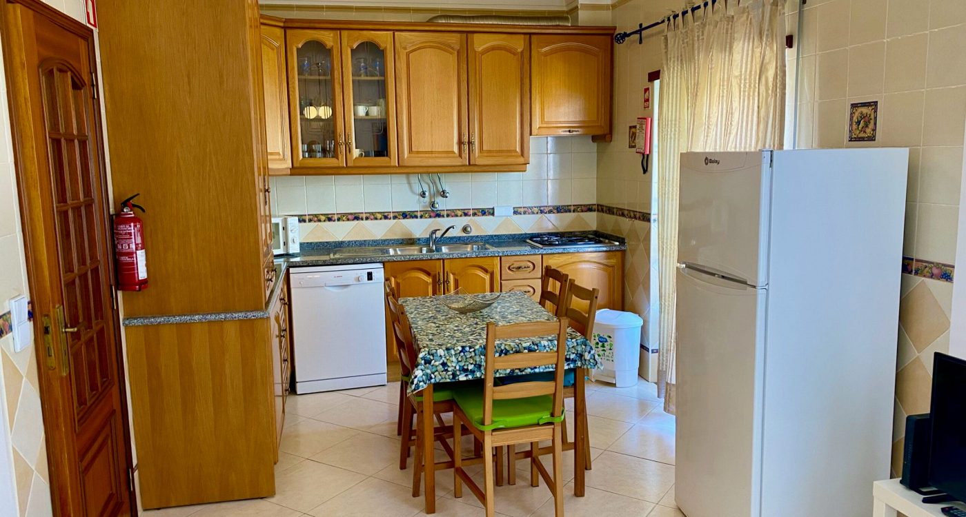 Cozinha completa com mesa de refeições — Apartamento Maresia, Altura