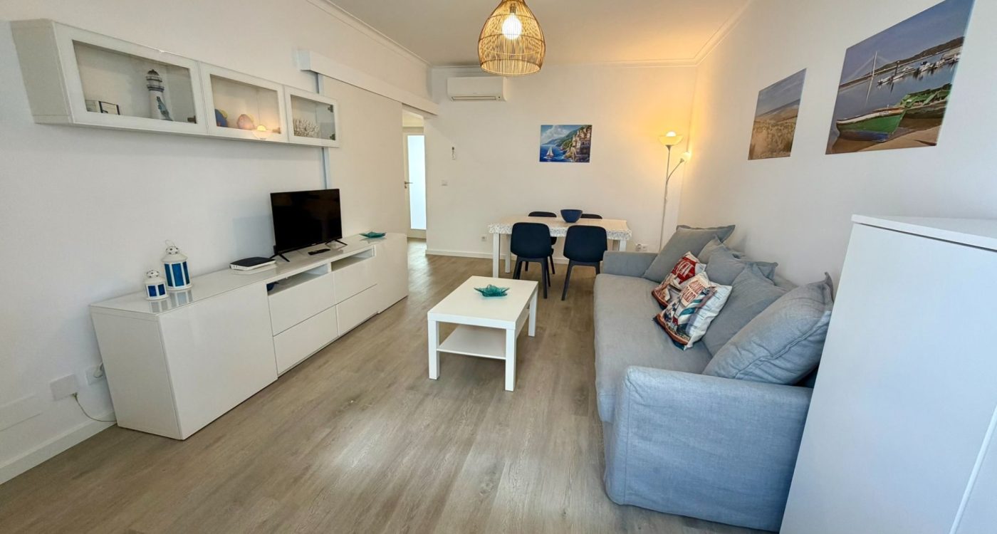 Sala de estar com televisão — Apartamento Duna, Altura